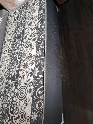Cama box solteiro  mola em bom estado(entrego)