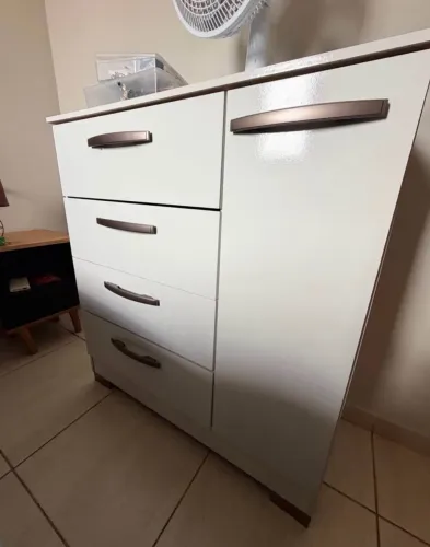 Cômoda com gavetas e porta