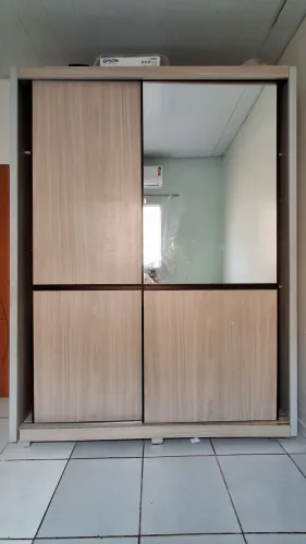 Excelente guarda roupa de mdf