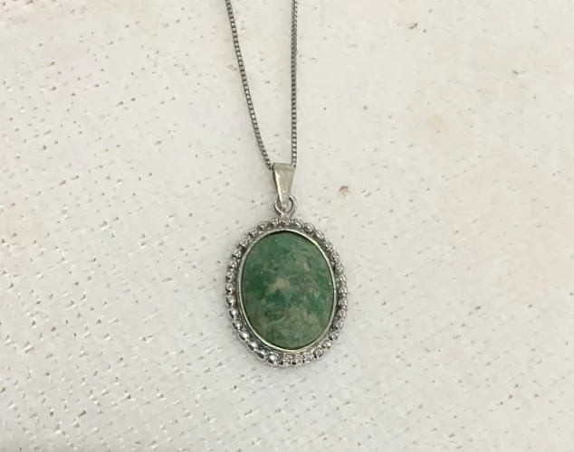 Vende-se Colar de Amazonita Oval com acabamento Prateado.