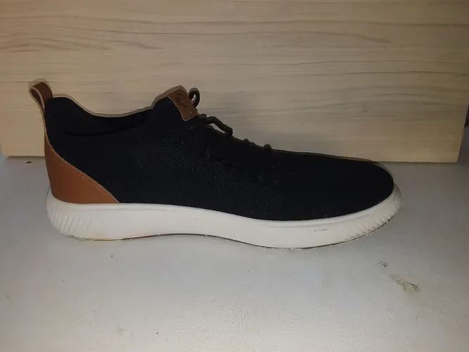 Tênis Casual Preto com Detalhe Marrom - Confortável e Estiloso