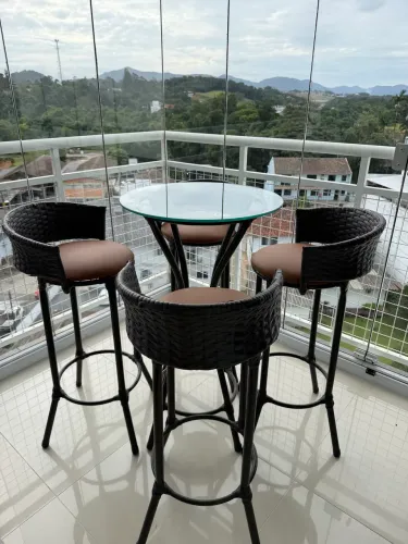 mesa bistrô de vime com 4 banquetas