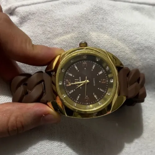 relógio ana hickmann no:3274 dourado com pulseira marrom