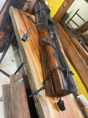 Luminária rústica de madeira dormente