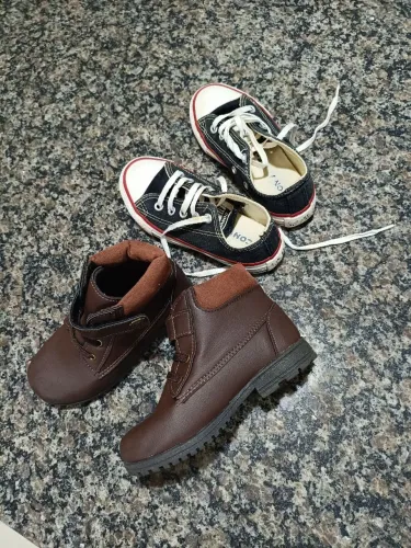 Tênis e bota infantil, tamanho 26.