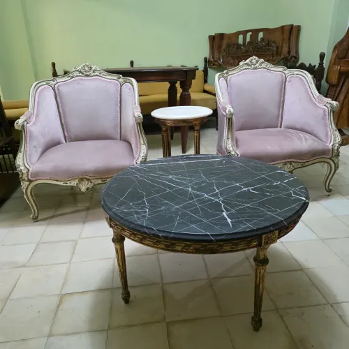 Poltronas e mesas Luís xvi