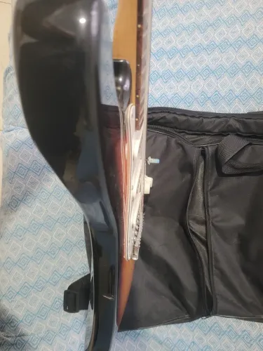 Vende-se uma guitarra usada pronta pra só,ótimo timbre e alinhada pelo luthier