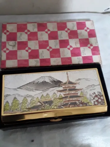 Antigo Estojo Musical Aluminio Dourado Motivo Japão Leia Descrição