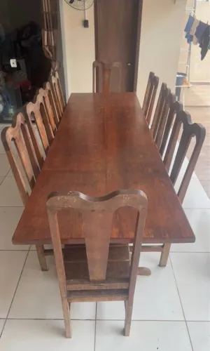 Mesa de madeira com 10 cadeiras