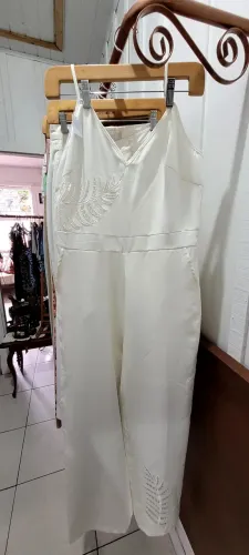 Macacão pantalona off-white com bordado de folha