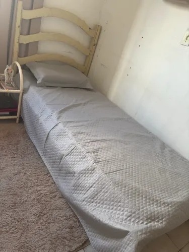 Cama de Solteiro + Colchão Semi Novo - Pronta para Uso!