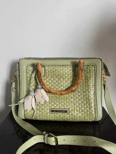 Bolsa Jorge Bischoff verde com alça de madeira 
