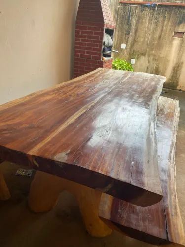 Mesa rústica com dois bancos 
