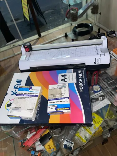 Plastificadora e Poliseladora JST PL-230E (127V) com Refiladora + Kit 300 Plásticos