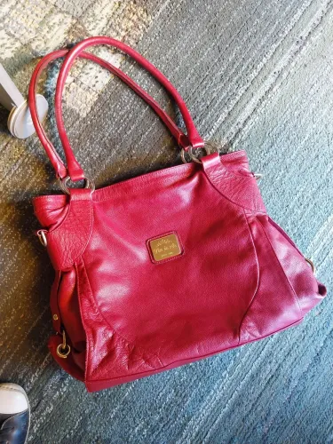 Bolsa vermelha da marca flor da pele