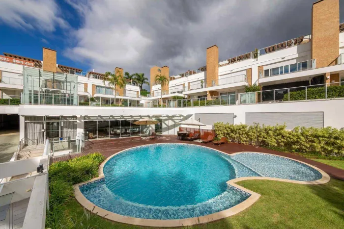 Casa em condomínio fechado com 4 suítes à venda no Cacupé, em Florianópolis/SC.