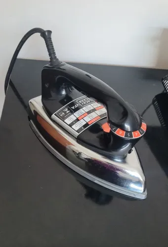 Ferro de passar Black+Decker base de alumínio