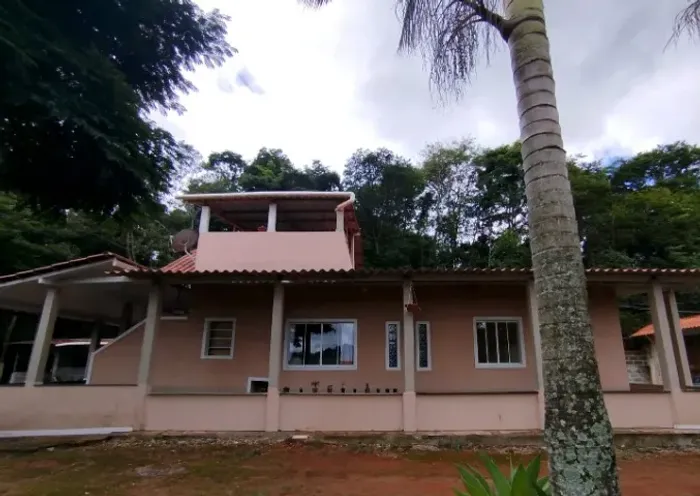S255 - Chácara com árvores frutíferas, excelente casa com dois dormitórios...
