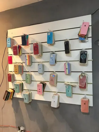 painel grande canaletado branco com vários ganchos