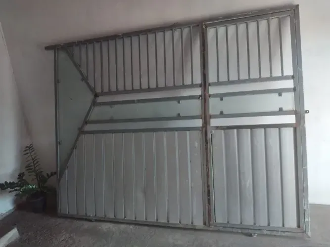 Portão em chapa de alumínio 