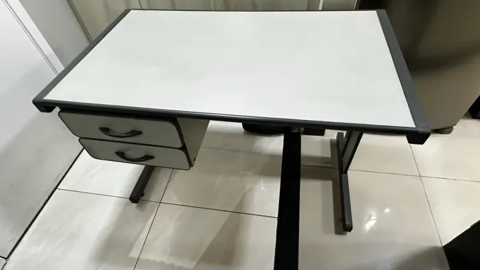 Mesa de Escritório Marzo Vitorino com 2 Gavetas