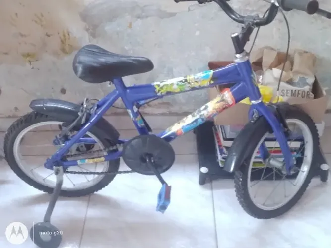 Bicicleta infantil com rodinhas azul usada