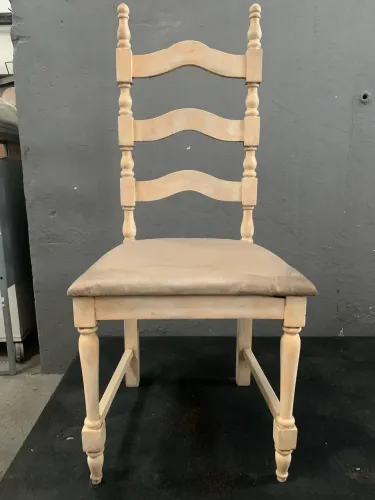 Cadeira Provençal em Madeira Pintada Bege - Estrutura para Restauro