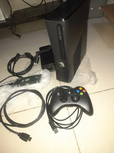 Xbox360   com hd com 80 jogos  GTA V entre outros  