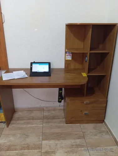 Mesa para estudos com prateleiras