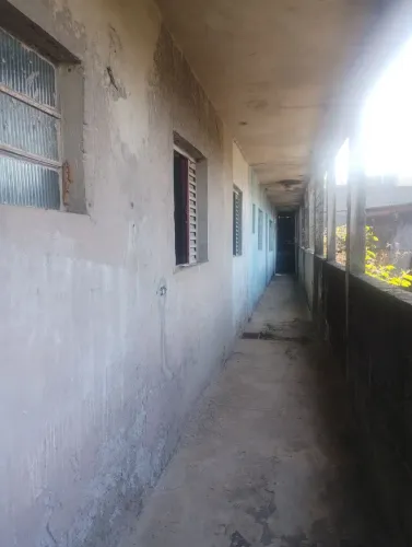 Casa com 6 cômodos em baixo e com um e banheiro e área em cima.