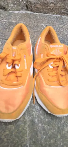 Tênis Reebok mostarda 