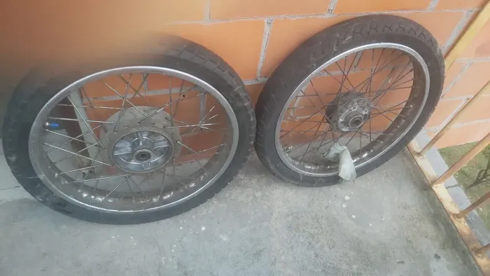 Pneus de motocicleta com aro