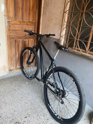 Bicicleta Aro 29 MTB - Preta - Bem Conservada