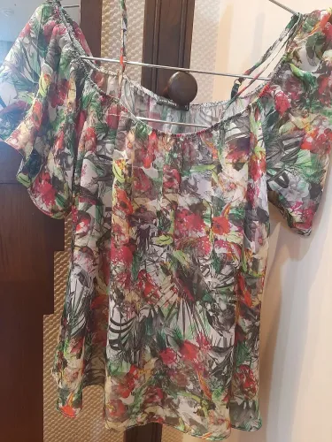 Ciganinha de crepe floral. Mangas e alças reguláveis. Tamanho P.