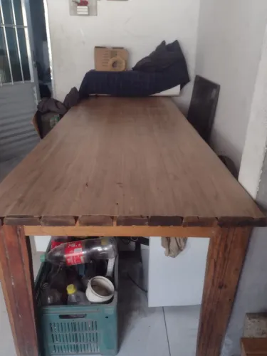 Vende-se mesa com dois bancos de madeira 