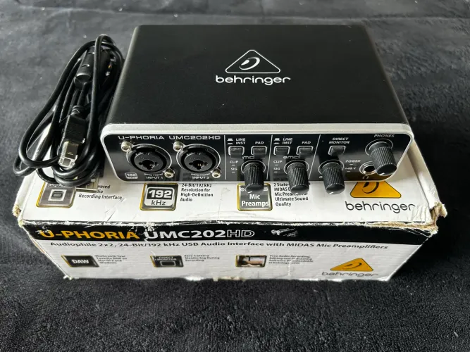 Interface de áudio USB Behringer U-Phoria UMc202HD, cor preta