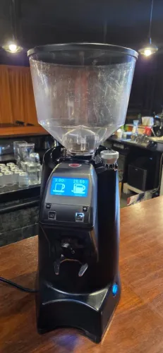MOINHO/MOEDOR PROFISSIONAL PARA ESPRESSO MARCA EUREKA MODELO ZENITH 65 NEO - PRETO 127v