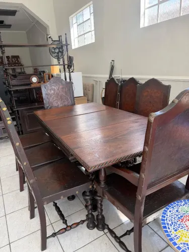 Mesa de madeira maciça c/ 8 cadeiras