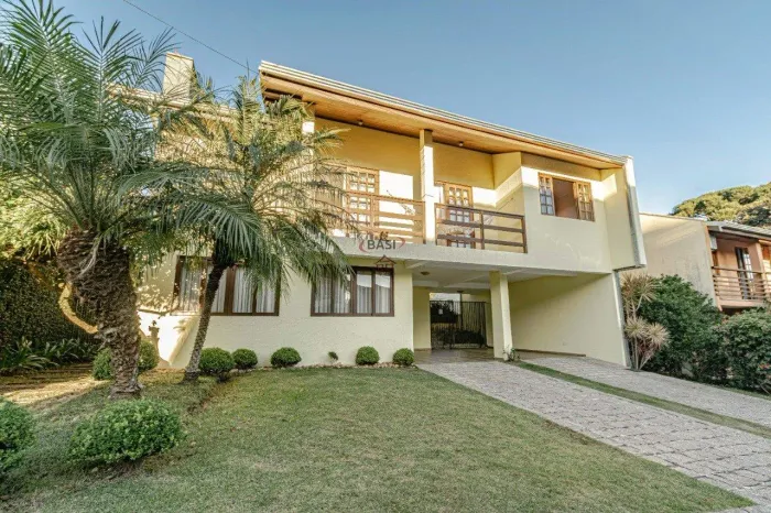 Casa em condomínio, 03 dormitórios, 04 vagas, terreno amplo, Boa Vista, Curitiba.