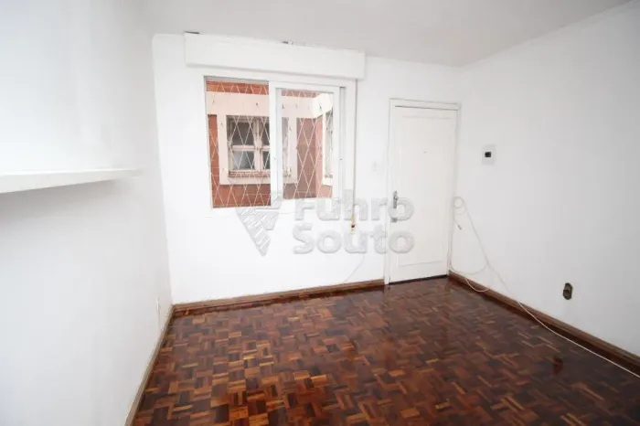 Apartamento de 2 quartos semi-mobiliado no centro de Pelotas.