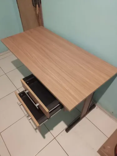 Escrivaninha em bom estado