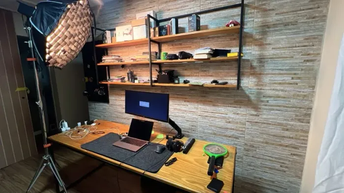 Mesa e prateleira de escritório estilo industrial