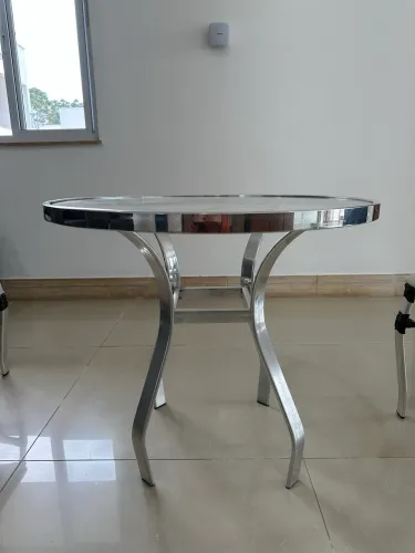 Mesa redonda para cozinha ou área externa com três cadeiras