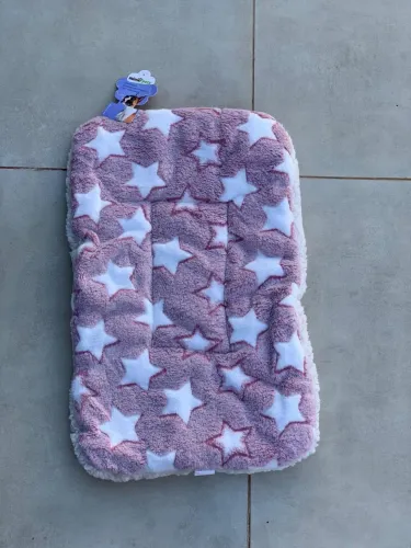 Kit fêmea: Cama almofada dois lados e comedouro duplo. 