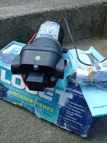 Bomba D"água Mini de sucção!! Uso com bateria 12 ou 24 volts para Motor Home ou Trailer!!