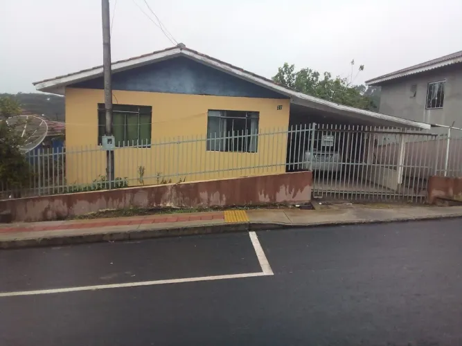 Vende-Se Casa.