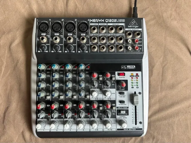Mesa Behringer Xenyx Q1202USB Usada Com Hard Case 