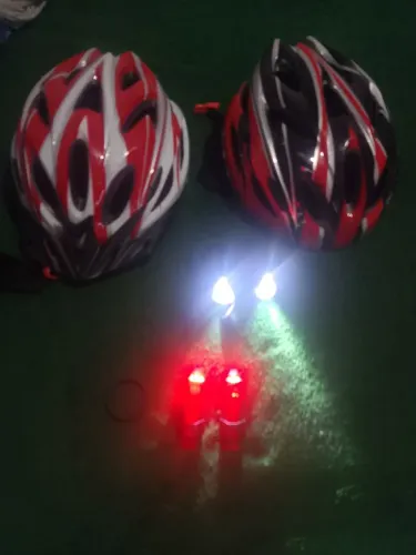 Capacete ciclismo e lanterna
