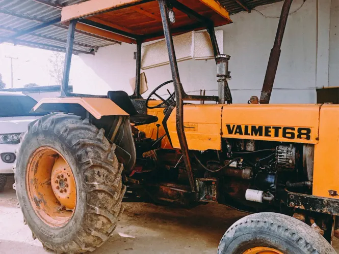 TRATOR VALMET 68 SÉRIE PRATA À VENDA
