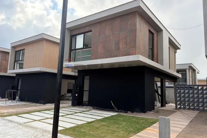 CASA EM CONDOMINIO FECHADO